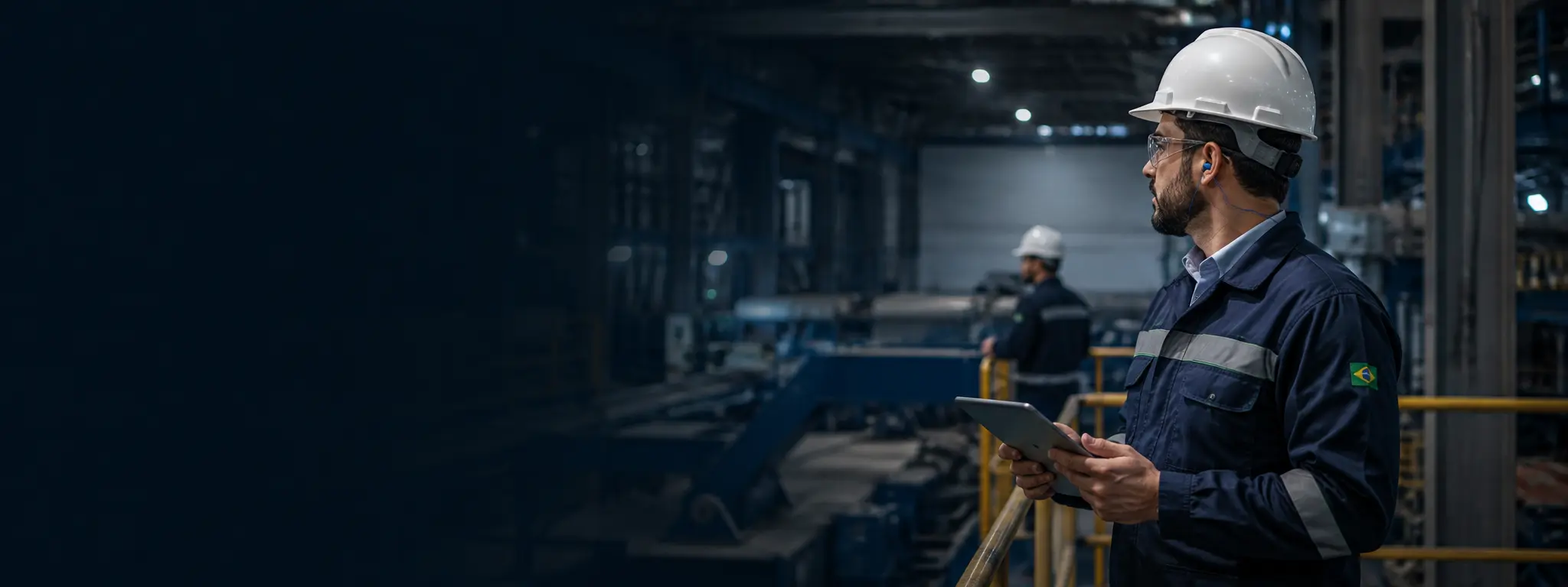 Profissional de segurança do trabalho durante inspeção em ambiente industrial